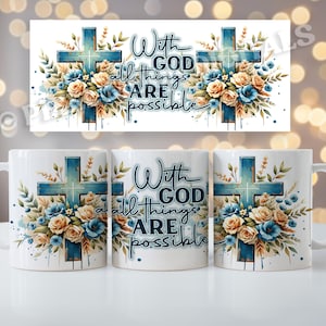 以下が含まれることがあります： 青い十字架と花柄の白いセラミックマグカップ3つ。マグカップには「神と共にすべてが可能である」というテキストが書かれています。