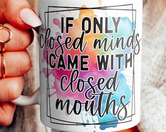 Puede incluir: Taza de cerámica blanca con un fondo de acuarela colorido y texto negro que dice "Si solo las mentes cerradas vinieran con bocas cerradas".