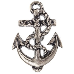 Könnte beinhalten: Silberfarbener Anker aus Metall mit einem Seildesign. Der Anker ist ein Dekorationsstück im nautischen Stil.
