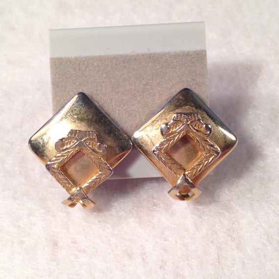 Vintage Signed Alice Signed Screw On Gold Earring… - image 1