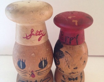 vintage wood salt and pepper shakers salty and peppy kitsch chef cook mid century retro serving kitchen housewares red white S&P animal food