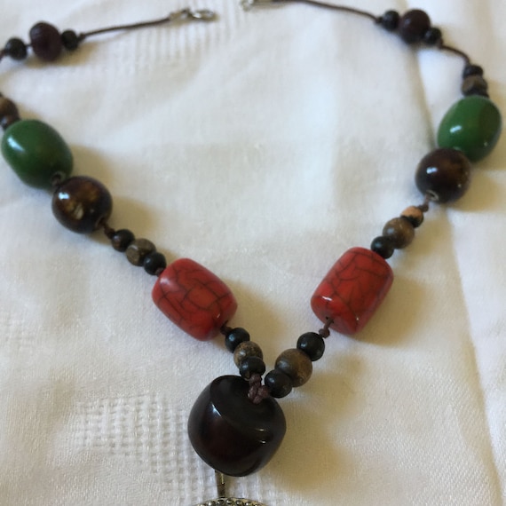 ★VINTAGE HOLLYWOOD★ Vine Beads Necklace Vintage Signed HOLLYWOOD Gold Tone Vine Leaf Red Glass Berry