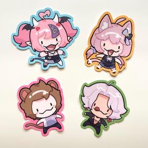 Könnte beinhalten: Vier farbenfrohe Cartoon-Aufkleber im Anime-Stil. Einer zeigt einen Charakter mit rosa Haaren, Hörnern und einem Schwanz. Ein anderer hat rosa Katzenohren und eine Schleife. Der dritte hat braune Haare und einen Schwanz. Der letzte hat weiße Haare und ein schwarzes Outfit.