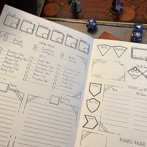 Op de afbeelding: Een zwart-wit karakterblad voor een tabletop rollenspel. Het blad bevat secties voor de naam van het personage, statistieken, vaardigheden, reddingsworpen, aanvallen en spreuken. Er zijn ook secties voor het bijhouden van hitpoints, doodsworpen en actieve effecten.