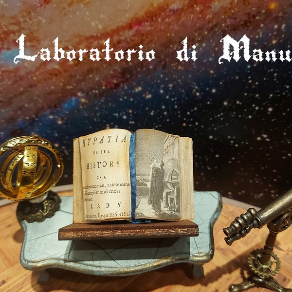 Casa Bambole Scienze, Miniatura Libro  di "Ipazia"/Astronoma/Matematica/Filosofa, scala 1:12