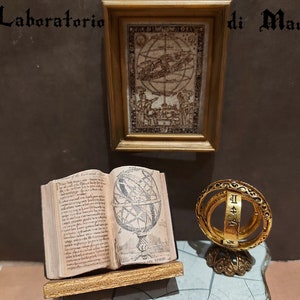 Casa della bambole Scienze, Miniatura Sfera Armillare/Libro di Astronomia, scala 1:12