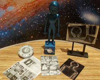 Dollhouse Alien Figure, Miniature Ufo 3 Newspapers Reproductions, 1:12 scale