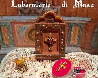 Relicario de casa de muñecas, Cruz en miniatura con Sagrado Corazón, escala 1:12