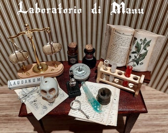 Mesa de química victoriana para casa de muñecas, laboratorio de química en miniatura inspirado en Sherlock Holmes, escala 1:12
