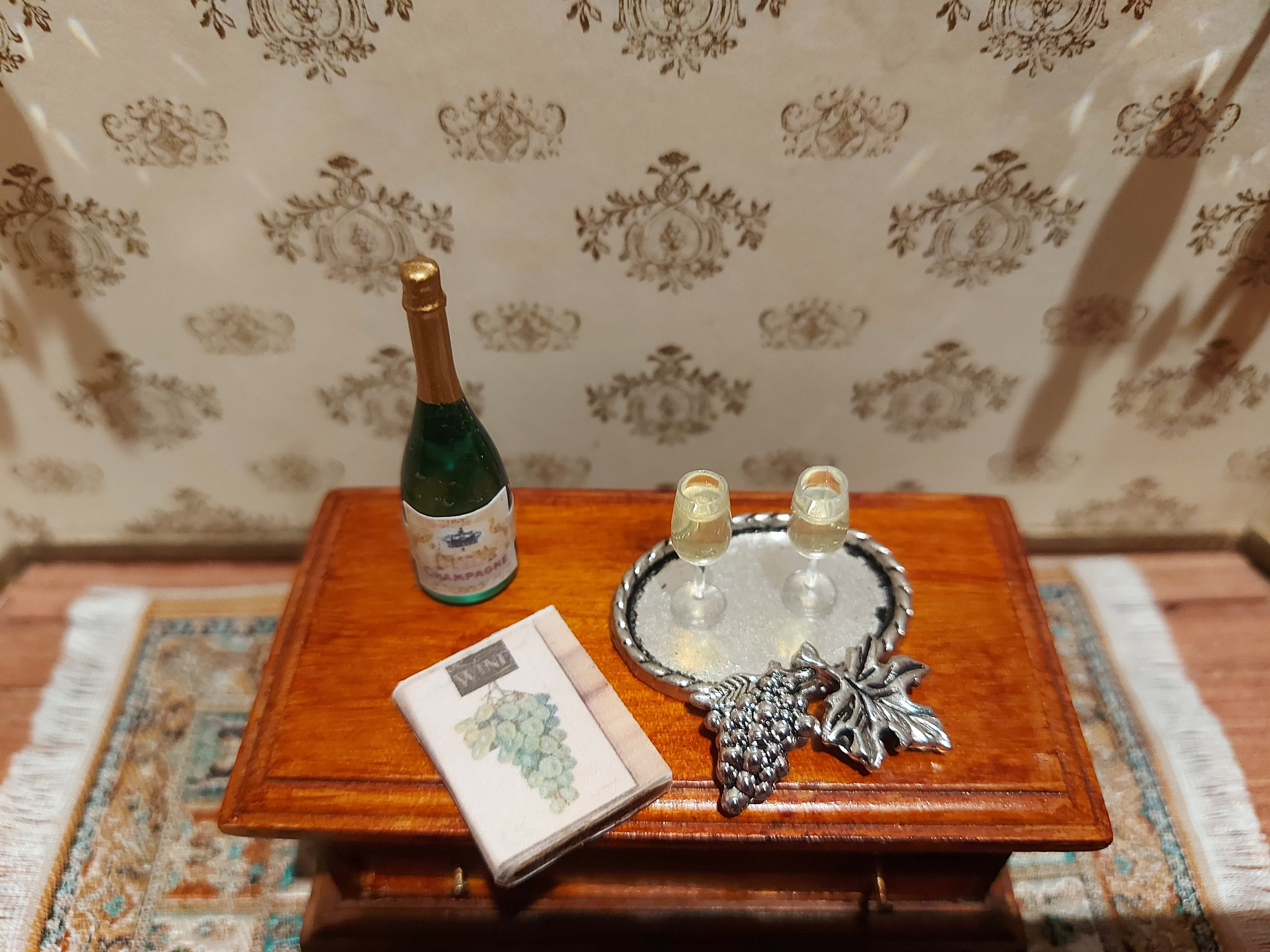 Miniatur-Set: Weinflasche + Weinglas + Weintraube – Maßstab 1:12, Für Puppenhaus & Deko