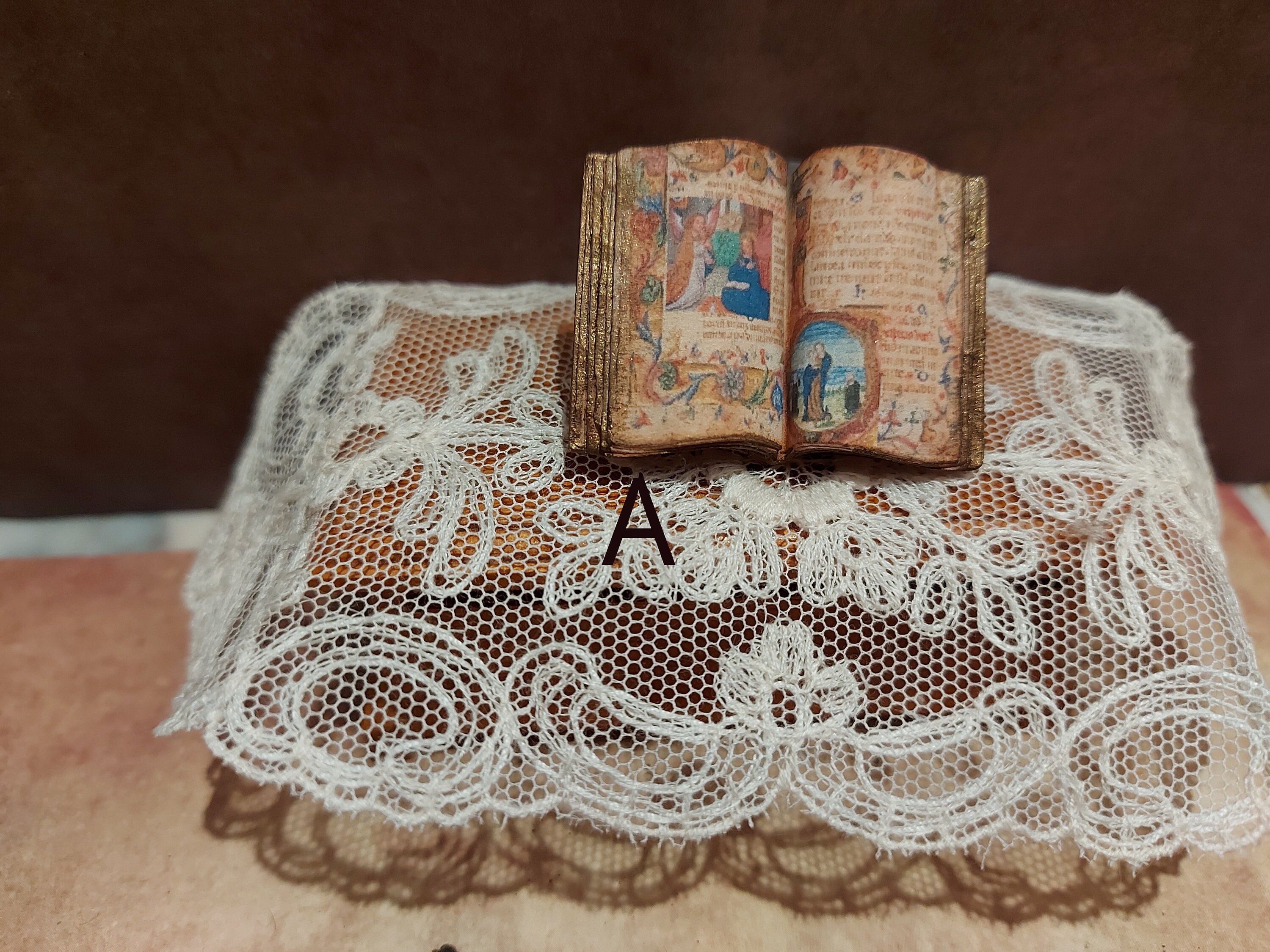 Casa delle bambole in miniatura leggibile religioso cristiano Gesù