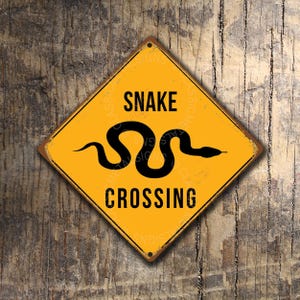 Panneau rustique « Attention serpent » : décoration d'avertissement jaune vintage