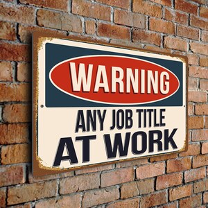 Gepersonaliseerd 'Op het werk'-bord – Aluminium composiet plaquette in vintage stijl, gepersonaliseerd cadeau voor collega's
