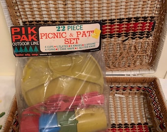 Vintage 1950’’s woven picnic basket. Vintage 1960’s Pik Pak picnic set.