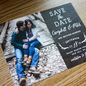 Rustique Save the Date Carte postale personnalisée avec photos, Save-the-Date, Mariage, Fête, Fiançailles Pays Bois Cerf