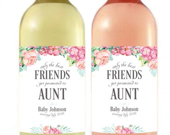 Anuncio de embarazo - Etiqueta de botella de vino de anuncio de bebé - Etiqueta de vino personalizada - Favor de ducha de bebé floral - Amigos promovidos a tía