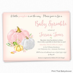 Könnte beinhalten: Babyparty-Einladung mit Aquarellkürbissen in Rosa, Weiß und Gelb. Der Einladungstext lautet "A little pumpkin is on the way" und enthält Details für Jessica Jones' Babyparty.