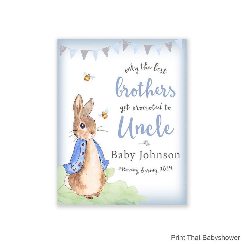 K&ouml;nnte beinhalten: Eine blaue und wei&szlig;e Babyparty-Ank&uuml;ndigungskarte mit einer Cartoon-Illustration von Peter Rabbit, der eine blaue Jacke tr&auml;gt. Der Text lautet "only the best brothers get promoted to Uncle Baby Johnson arriving Spring 2019".