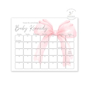 Op de afbeelding: Een afdrukbaar babyshower-spel met een kalenderontwerp. De witte kalender heeft een lichtroze strik-afbeelding en de tekst "Raad de aankomstdatum van Baby Kennedy". De kalender bevat data voor december en januari.