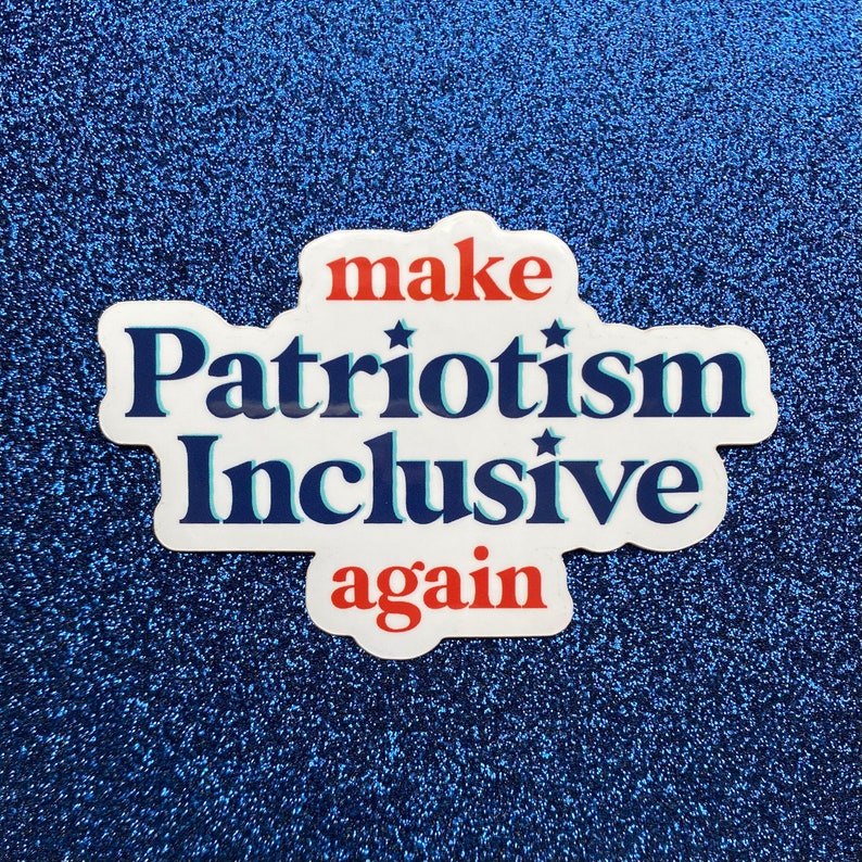 Pu&ograve; includere: Etichetta bianca con testo blu e rosso che dice "make patriotism inclusive again".