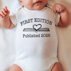 Tutina personalizzata First Edition®, regalo per baby shower, regalo per neomamme, body per neonato del club del libro, fondo con bottoni a pressione personalizzati, regalo per mamma bibliotecaria