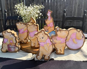 ¡Winnie the Pooh es una niña! ¡Centro de mesa de las aventuras de Pooh! Juego de 7 adornos de madera hechos a mano de Winnie the Pooh para la habitación del bebé o para baby shower.