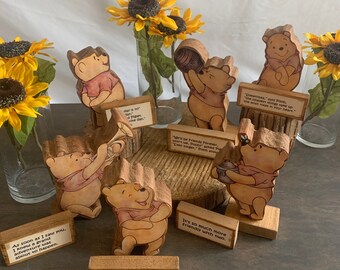 Pièce maîtresse des aventures de l'ourson ! Ensemble fabriqué à la main en bois de 6 Winnie l'ourson avec dictons préférés pour chambre de bébé, baby shower, anniversaire de bébé