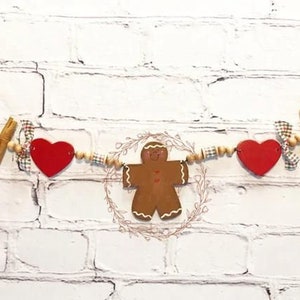 手作りジンジャーブレッドマンとハートのガーランド：コテージコアのクリスマスデコレーション