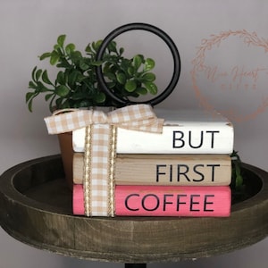 Pila de libros de madera para cafetería: decoración con bandejas escalonadas