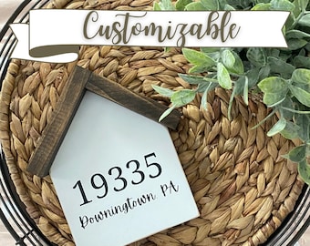 Mini plaque personnalisée en forme de maison avec ville et code postal - Décoration murale en bois peinte à la main - Cadeau de pendaison de crémaillère pour une maison neuve - Personnalisable