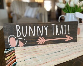 Panneau « Shelfie » Bunny Trail - panneau en bois peint à la main - décoration de Pâques - style ferme - décoration d'étagère lapin de Pâques