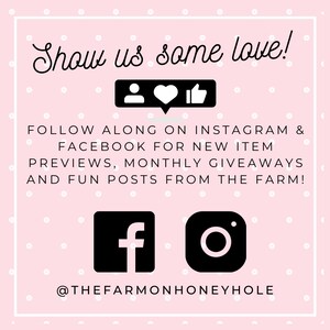 Peut inclure: Fond rose avec des pois blancs. Le texte dit "Show us some love!" avec des ic&ocirc;nes pour Instagram, Facebook et un c&oelig;ur. Le texte ci-dessous dit "FOLLOW ALONG ON INSTAGRAM & FACEBOOK FOR NEW ITEM PREVIEWS, MONTHLY GIVEAWAYS AND FUN POSTS FROM THE FARM!" avec le nom d'utilisateur des m&eacute;dias sociaux "@THEFARMONHONEYHOLE".