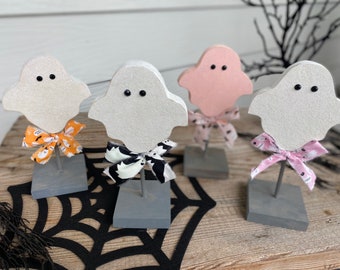 Fantasma de madera con purpurina "Demasiado lindo para asustar" en un palo / Decoración de Halloween / Decoración de fantasmas / Decoración espeluznante / Bandeja escalonada / Halloween femenino / Fantasma rosa