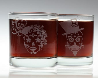 Sugar Skull Couple Set van geëtste glazen (set van 2), huwelijkscadeau, paar cadeau, jonggehuwde geschenk, dag van de doden, aangepaste geschenk