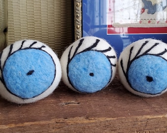 Decorated wool dryer balls set of 3 blue eyes, healthy laundry product chemical free, cleaning gifts, quirky cleaning, eye balls unique gift