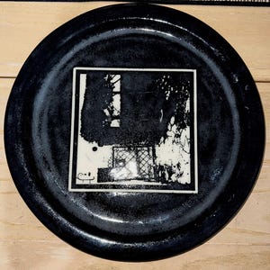 Ręcznie wykonany francuski talerz ceramiczny Studio Art – sygnowany monogram „JS” 2016, Le Bugue France – ceramiczny talerz o wysokim kontraście z graficznym krajobrazem, 201