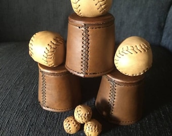 Gobelets et boules en cuir avec godet à côtelettes