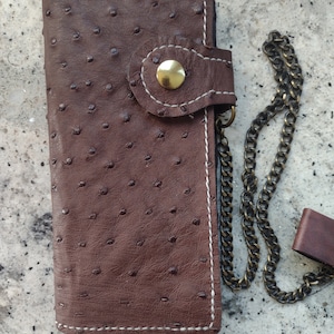 Cartera larga de piel de avestruz con cadena
