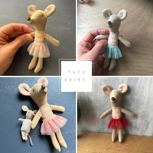 Puede incluir: Una colección de ratones de tela hechos a mano con faldas tutú de colores. Los ratones tienen cuerpos beige, orejas grandes y ojos negros pequeños. Las faldas tutú son de color rosa, azul y rojo. El texto "TUTU SKIRT" se muestra en un cuadro blanco.