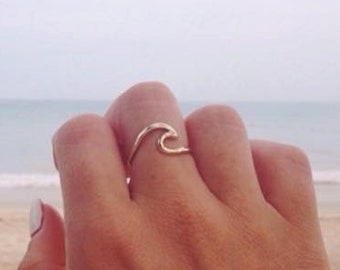 Anillo de olas dorado, idea de regalo para surfistas, Hawái, joyería de playa, anillo de stock, joyería de sirena, minimalista, joyería oceánica, anillo Nalu, anillo de surf