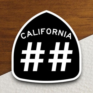 Aangepaste route Californië staat met witte cijfers: verkeersbordsticker, roadtripsticker, snelwegbord, kamerinrichting, reissticker