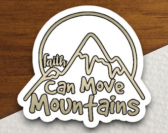 Puede incluir: Una pegatina blanca con un contorno dorado presenta una cordillera dentro de un círculo. El texto "faith can move mountains" está escrito en una fuente cursiva dorada.