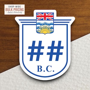 Peut inclure: Un autocollant blanc en forme de bouclier présentant les armoiries de la Colombie-Britannique en haut, deux grands symboles dièse bleus au centre et les lettres B.C. imprimées en bleu en bas avec un contour de bordure bleu.