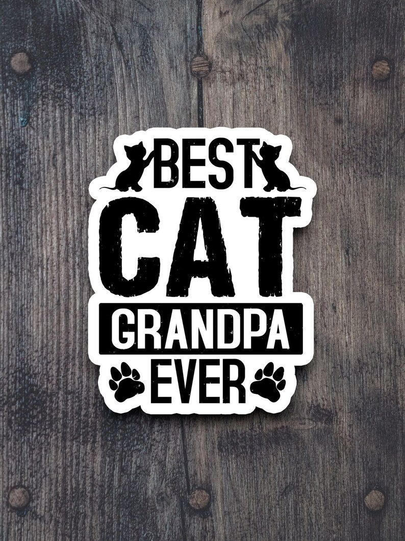 Pu&ograve; includere: Adesivo bianco con testo nero che recita "Best Cat Grandpa Ever". L'adesivo ha due silhouette di gatti neri su entrambi i lati della parola "Best" e due impronte di zampe nere su entrambi i lati della parola "Ever".
