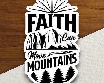 Puede incluir: Pegatina en blanco y negro con una cordillera y árboles. El texto "Faith Can Move Mountains" está escrito en negrita.