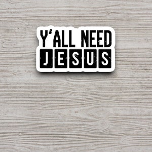 Peut inclure: Un autocollant noir et blanc avec le texte "Y'all need Jesus" dans une police de caract&egrave;res en blocs.