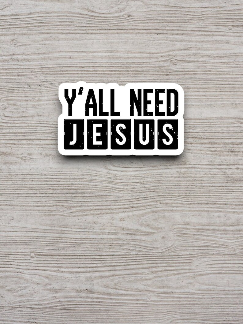 Peut inclure: Un autocollant noir et blanc avec le texte "Y'all need Jesus" dans une police de caract&egrave;res en blocs.