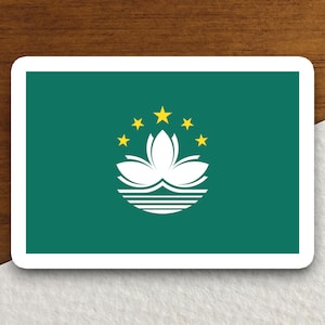 Puede incluir: Una bandera verde con una flor de loto blanca y cinco estrellas amarillas en un círculo. La flor de loto está sobre una ola blanca estilizada.