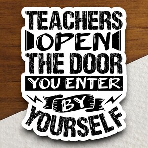 Docenten openen de deur die je zelf binnengaat Sticker, sticker leraar, onderwijssticker, schoolsticker, leuke sticker