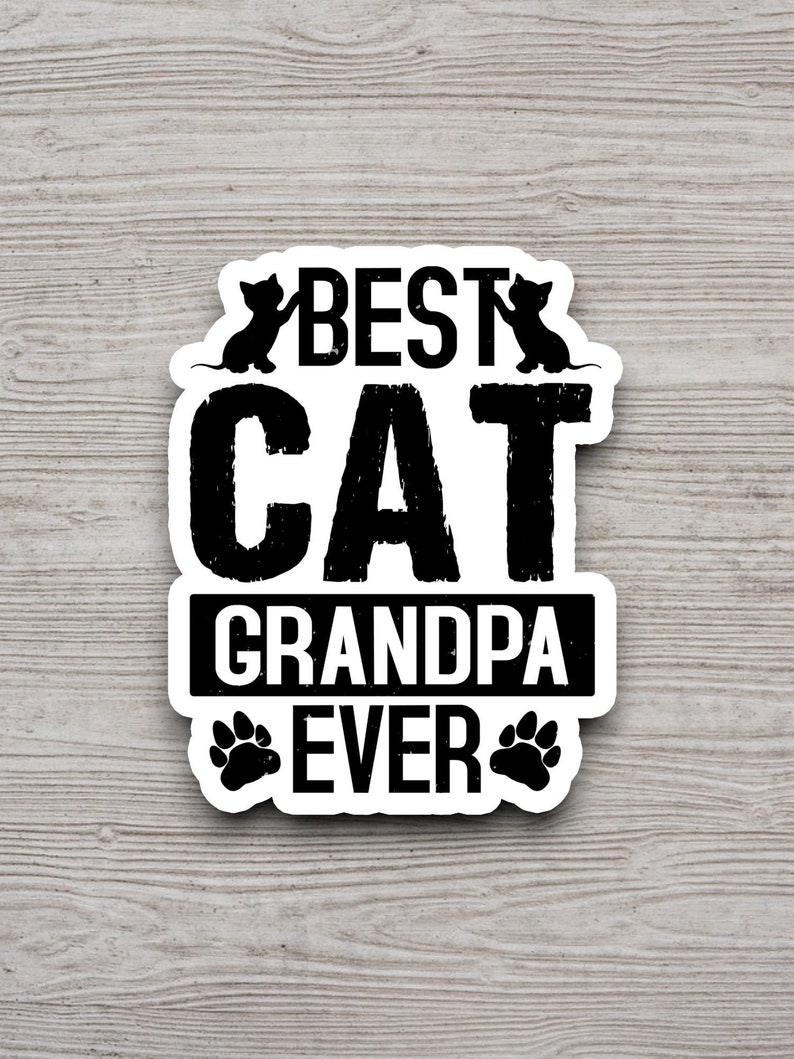 Pu&ograve; includere: Adesivo bianco e nero con il testo "Best Cat Grandpa Ever" con due sagome di gatti e impronte di zampe.